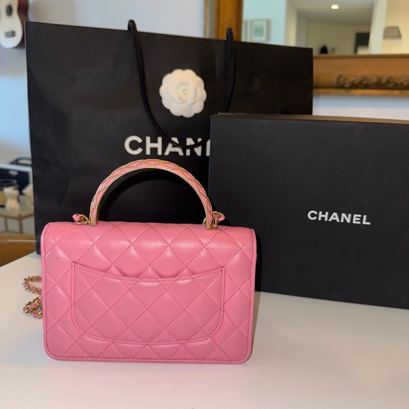 RARE* Barely worn Pink Chanel Bag with gold hardware and handle - Picture 4 of 10